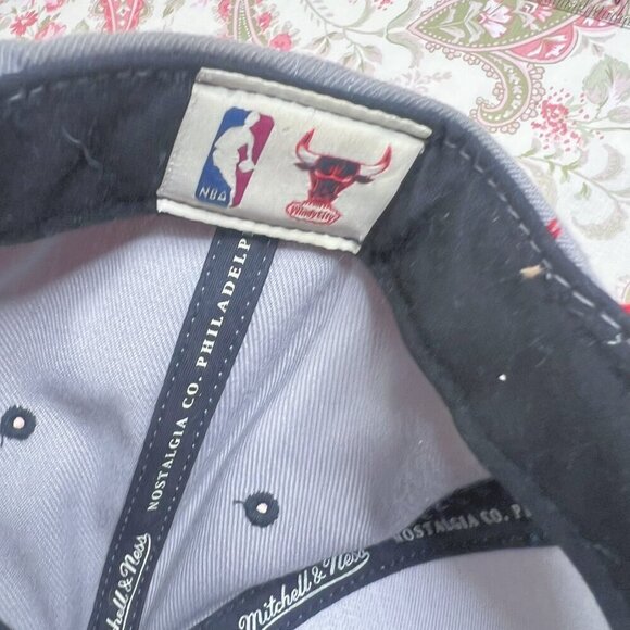 Vintage Chicago Bulls Mitchell & Ness Snapback Cap Grey and Red Baseball Hat - Picture 9 of 10